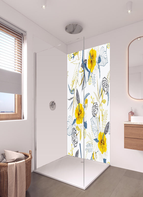 Duschrückwand - Florales Muster mit gelben Akzenten in hellem Badezimmer mit Regenduschkopf  - zweiteilige Eck-Duschrückwand