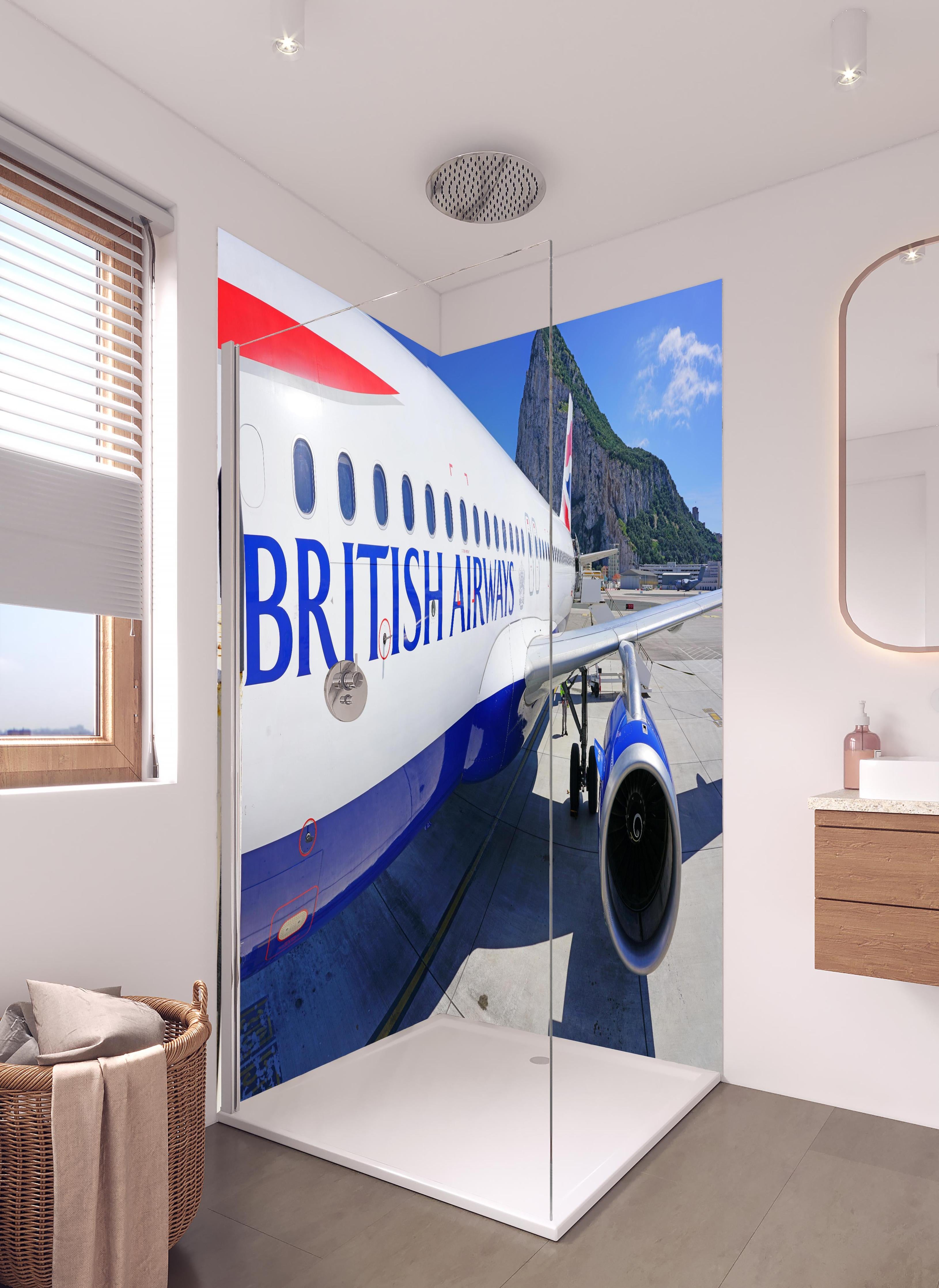 Duschrückwand - Flugzeug von British Airways in hellem Badezimmer mit Regenduschkopf  - zweiteilige Eck-Duschrückwand