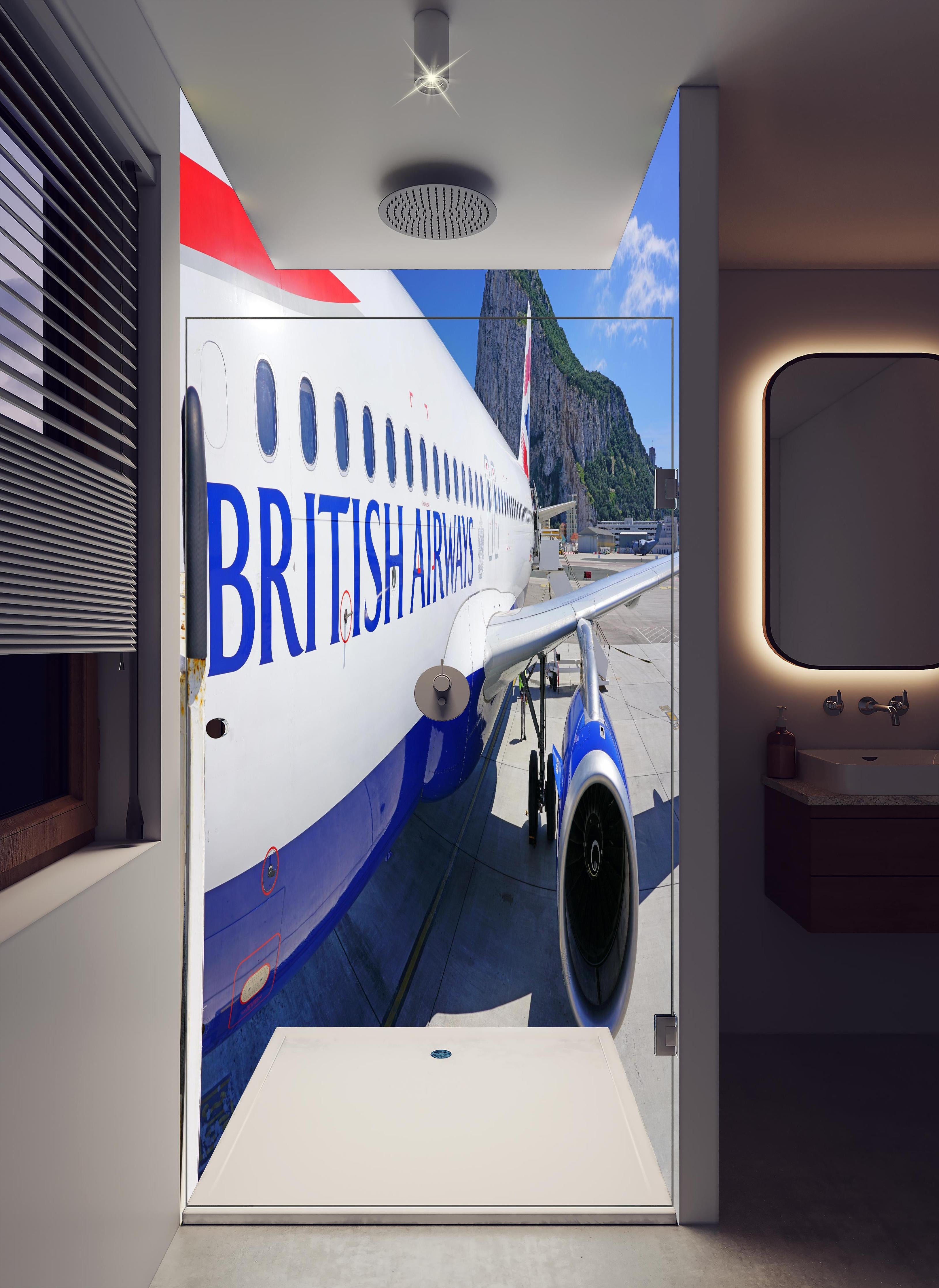 Duschrückwand - Flugzeug von British Airways in hellem Badezimmer mit Regenduschkopf  - zweiteilige Eck-Duschrückwand