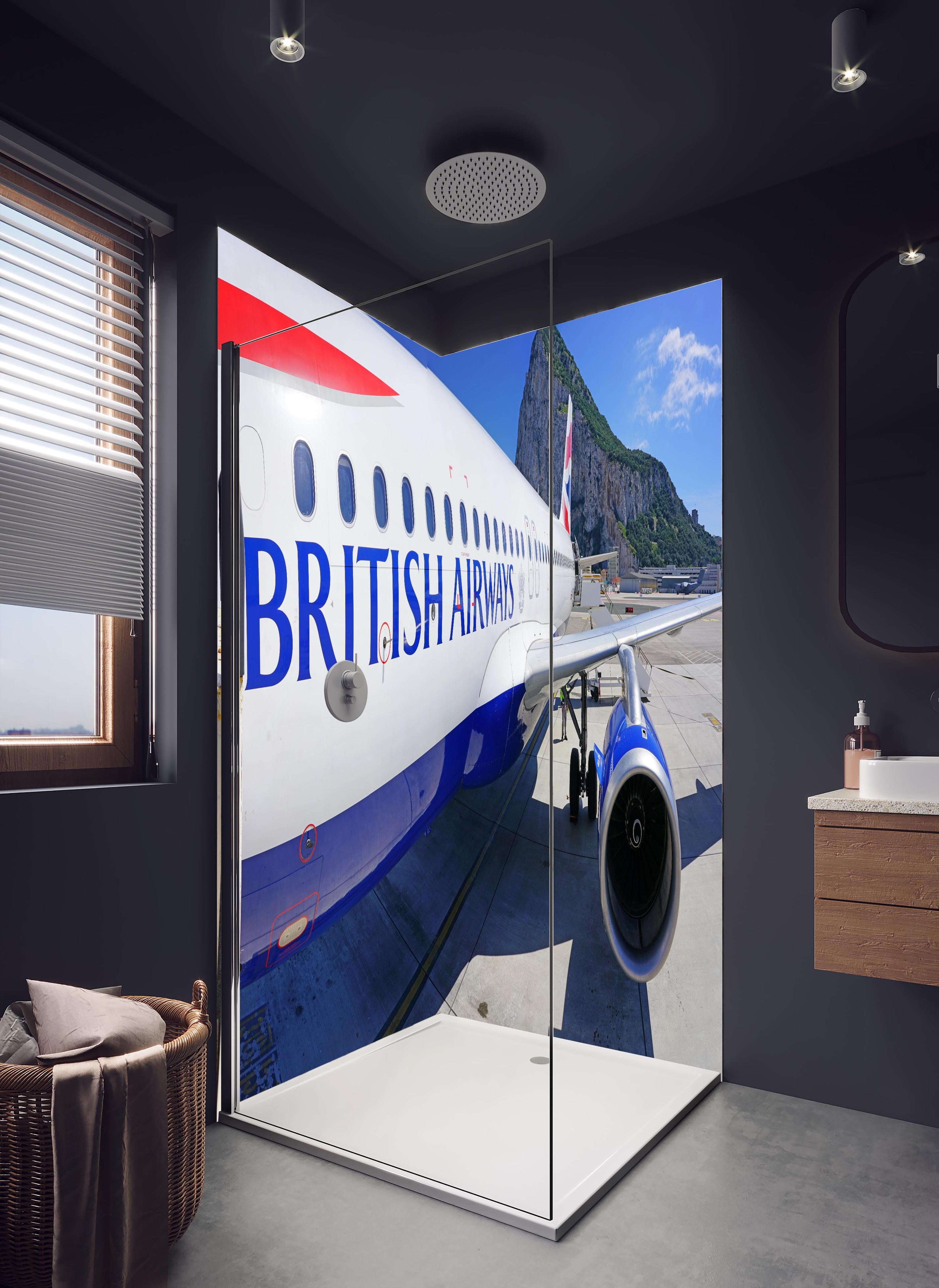 Duschrückwand - Flugzeug von British Airways in hellem Badezimmer mit Regenduschkopf  - zweiteilige Eck-Duschrückwand