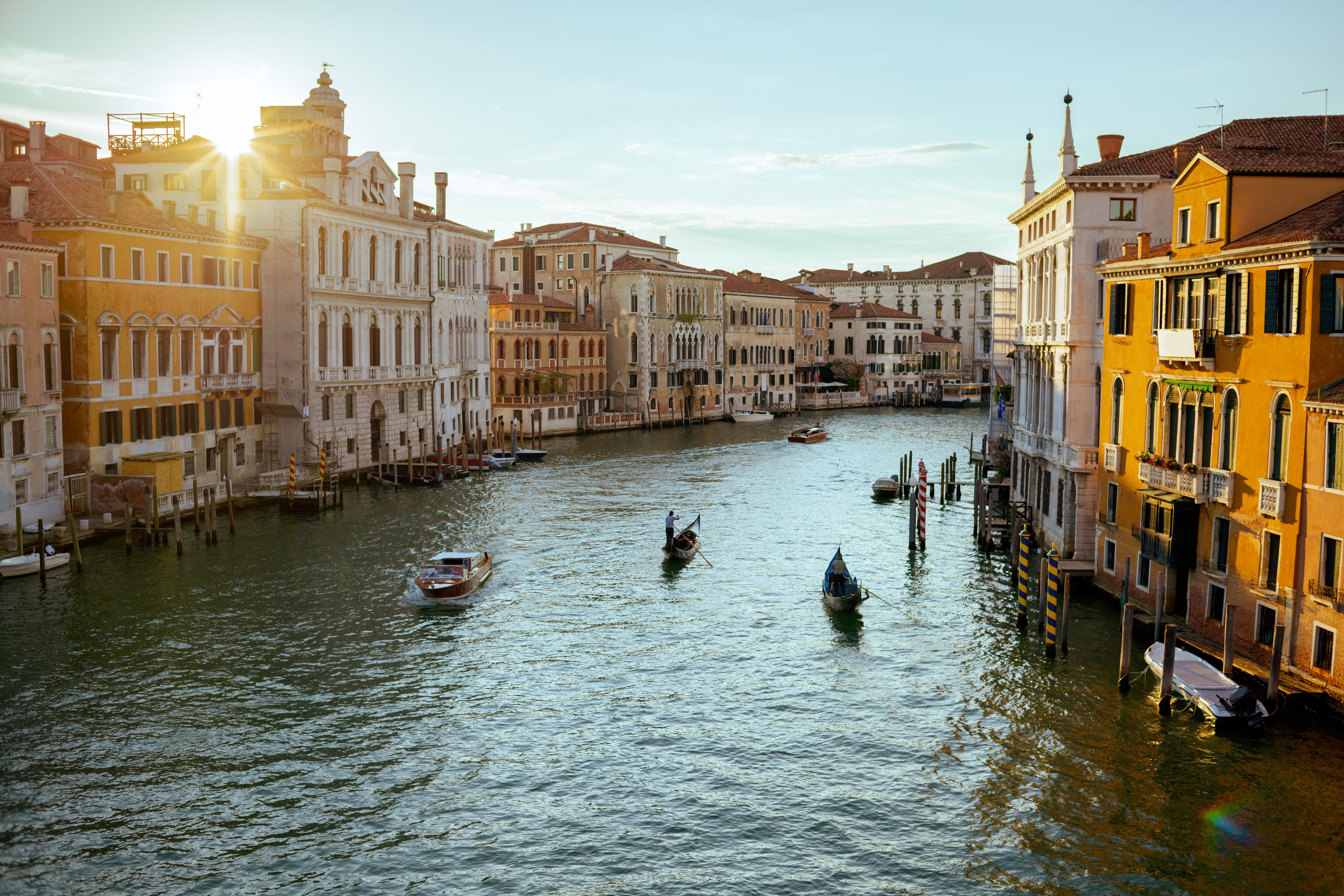 Duschrückwand-Flusslandschaft mit Gondel - Venedig