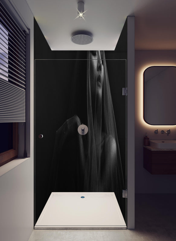 Duschrückwand - Frau unter einem Schleier im dunkeln in hellem Badezimmer mit Regenduschkopf  - zweiteilige Eck-Duschrückwand