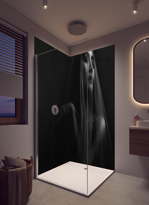 Duschrückwand - Frau unter einem Schleier im dunkeln in hellem Badezimmer mit Regenduschkopf  - zweiteilige Eck-Duschrückwand