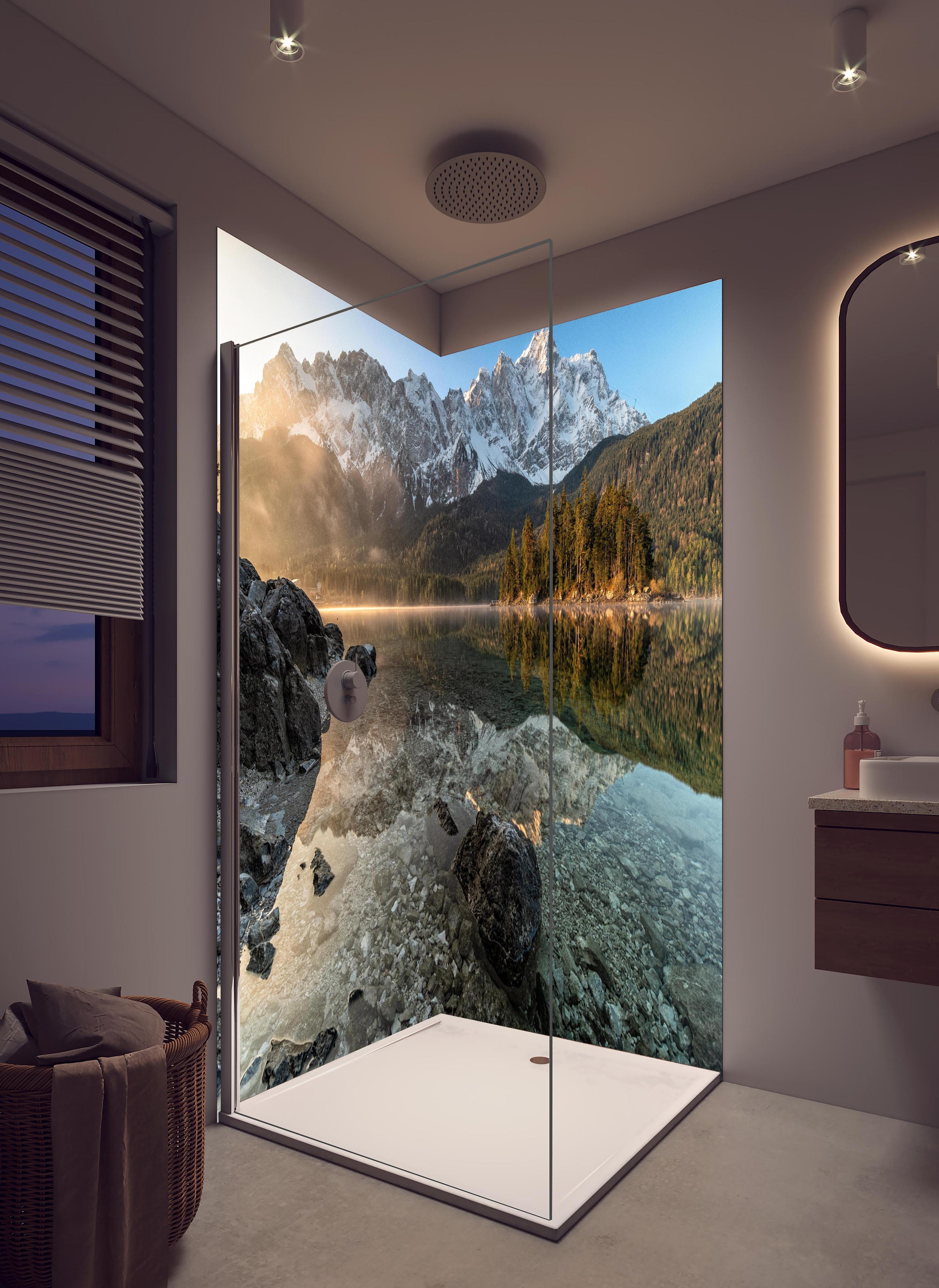 Duschrückwand - Friedliche Aussicht auf den Eibsee - Bayern in hellem Badezimmer mit Regenduschkopf  - zweiteilige Eck-Duschrückwand