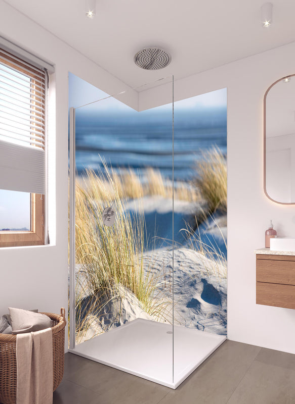 Duschrückwand - Friedlicher Strand - Nordsee in hellem Badezimmer mit Regenduschkopf  - zweiteilige Eck-Duschrückwand