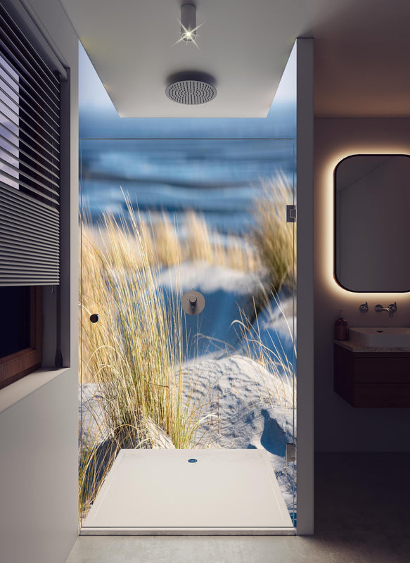 Duschrückwand - Friedlicher Strand - Nordsee in hellem Badezimmer mit Regenduschkopf  - zweiteilige Eck-Duschrückwand