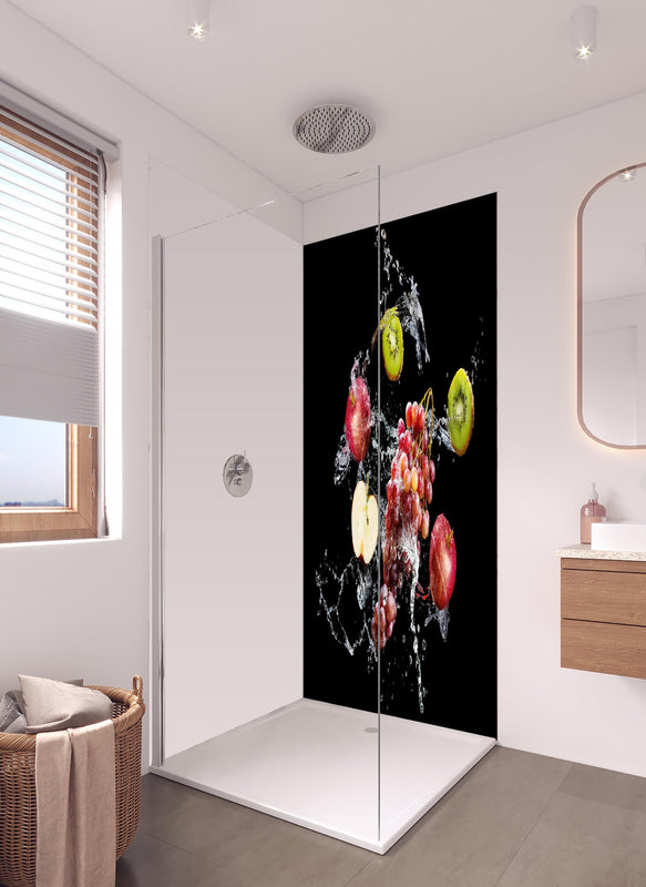 Duschrückwand - Frische Früchte im Wasser-Splash auf Schwarz in hellem Badezimmer mit Regenduschkopf  - zweiteilige Eck-Duschrückwand