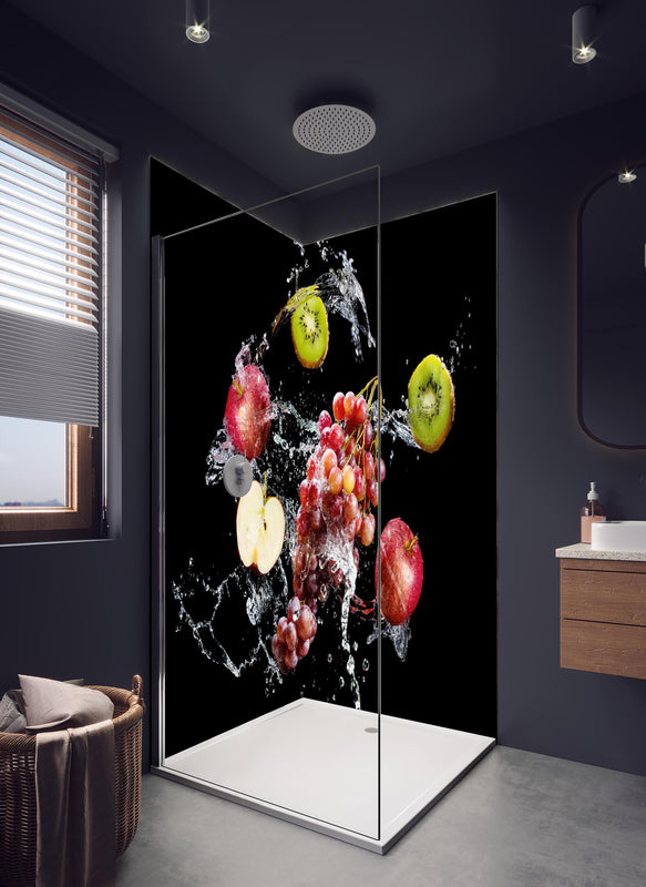 Duschrückwand - Frische Früchte im Wasser-Splash auf Schwarz in hellem Badezimmer mit Regenduschkopf  - zweiteilige Eck-Duschrückwand
