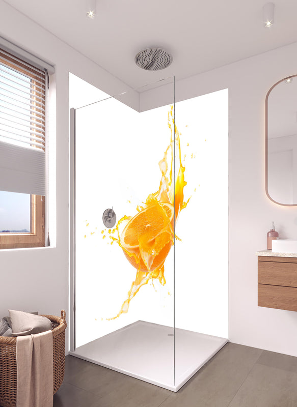 Duschrückwand - Frische Orangen-Hälfte mit Spritzwasser in hellem Badezimmer mit Regenduschkopf  - zweiteilige Eck-Duschrückwand