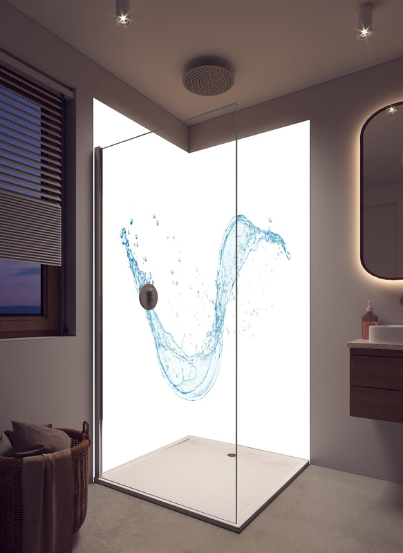 Duschrückwand - Frischer Blauer Wasser Splash Isoliert in hellem Badezimmer mit Regenduschkopf  - zweiteilige Eck-Duschrückwand