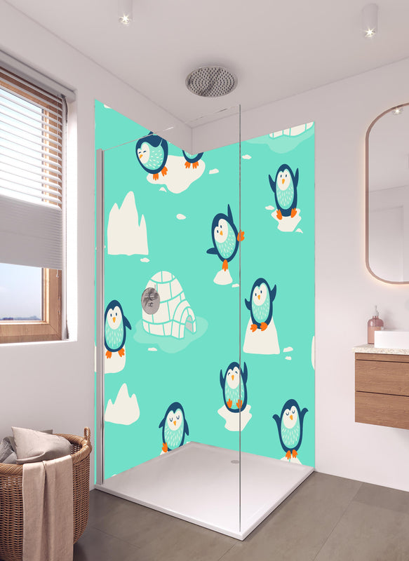 Duschrückwand - Fröhliches Pinguin-Muster auf Türkis in hellem Badezimmer mit Regenduschkopf  - zweiteilige Eck-Duschrückwand