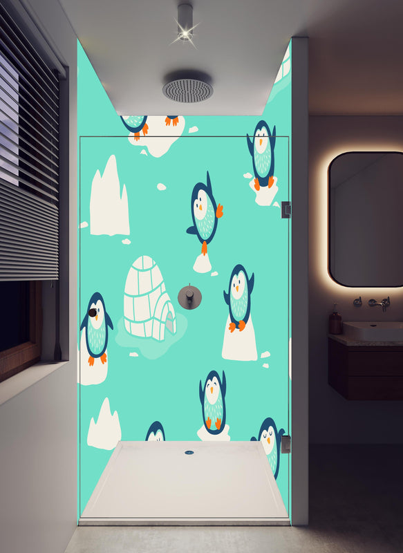 Duschrückwand - Fröhliches Pinguin-Muster auf Türkis in hellem Badezimmer mit Regenduschkopf  - zweiteilige Eck-Duschrückwand