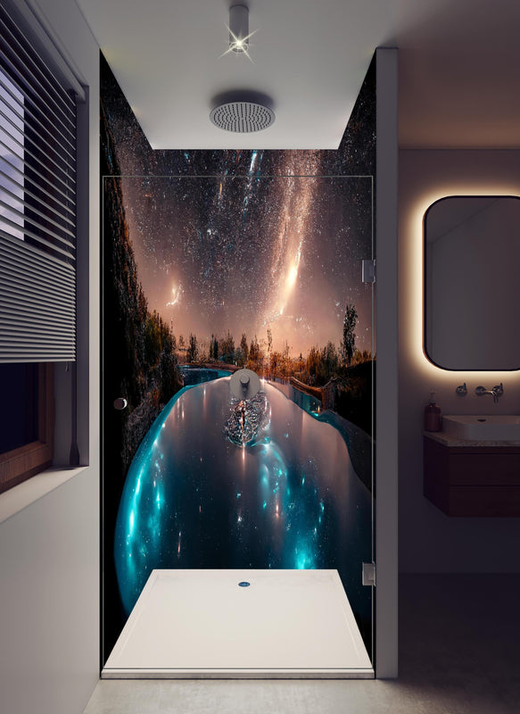 Duschrückwand - Galaktische Nacht Reflexion im See in hellem Badezimmer mit Regenduschkopf  - zweiteilige Eck-Duschrückwand