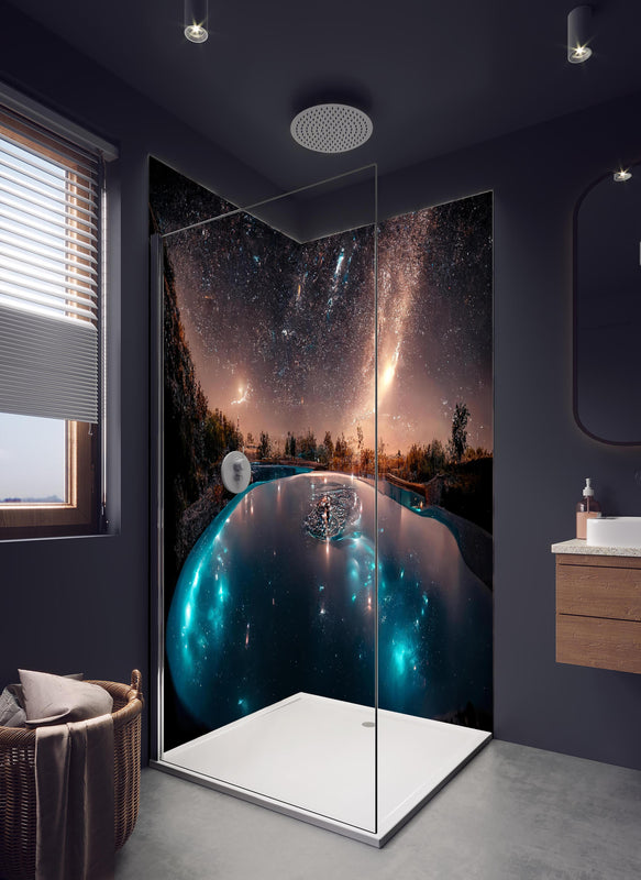Duschrückwand - Galaktische Nacht Reflexion im See in hellem Badezimmer mit Regenduschkopf  - zweiteilige Eck-Duschrückwand