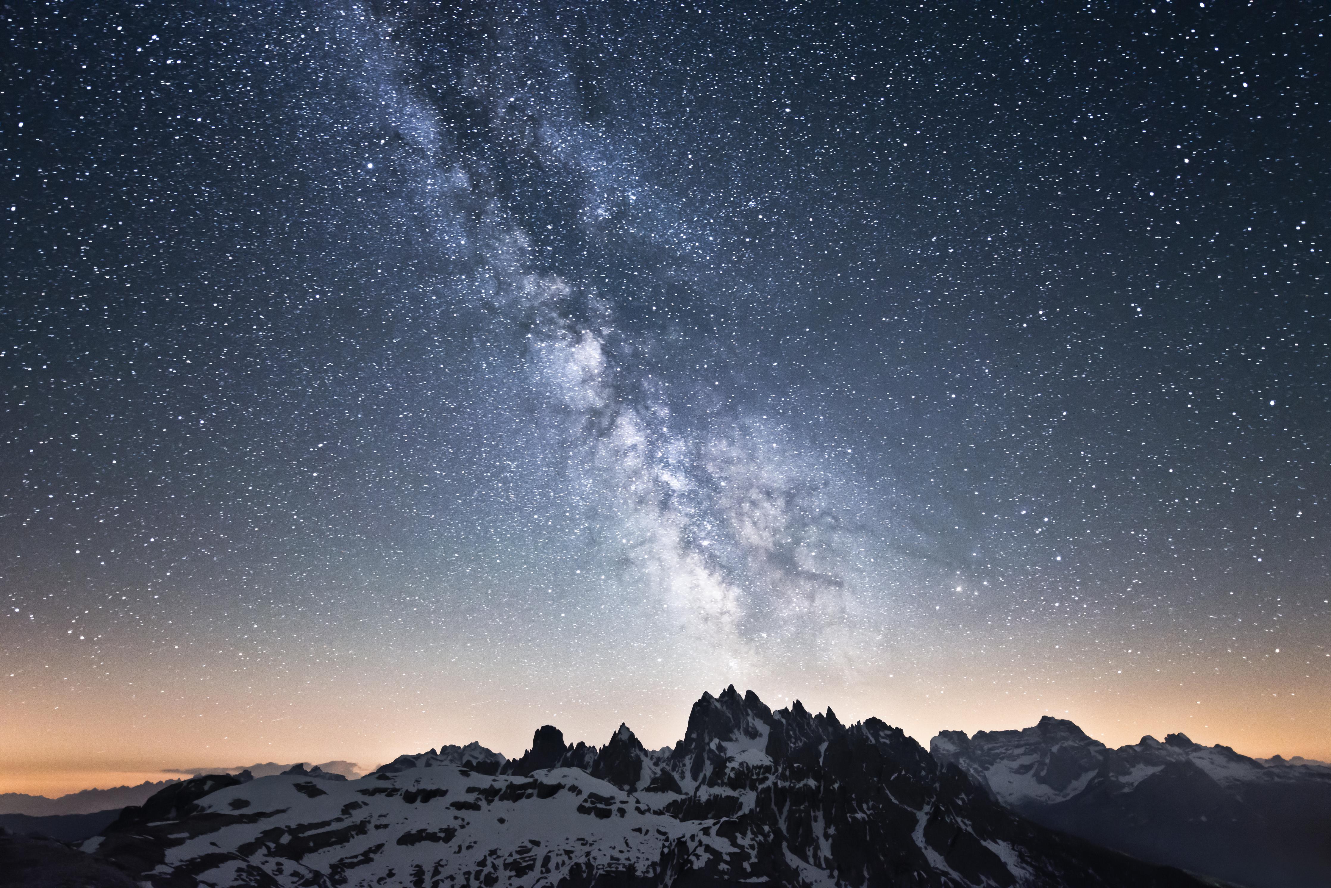 Duschrückwand-Galaktische Nacht über verschneiten Gipfeln