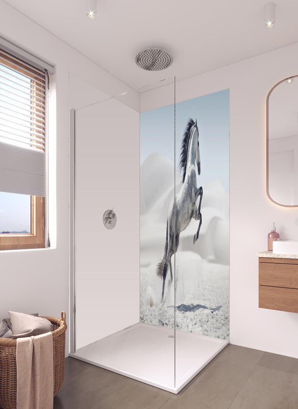 Duschrückwand - Galoppierendes weißes Pferd in hellem Badezimmer mit Regenduschkopf  - zweiteilige Eck-Duschrückwand
