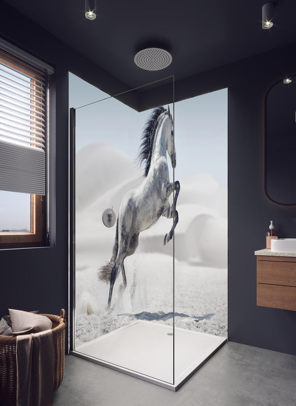 Duschrückwand - Galoppierendes weißes Pferd in hellem Badezimmer mit Regenduschkopf  - zweiteilige Eck-Duschrückwand