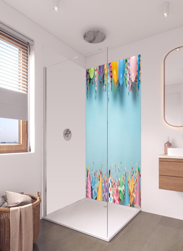 Duschrückwand - Geburtstagsfeier Dekoration in hellem Badezimmer mit Regenduschkopf  - zweiteilige Eck-Duschrückwand