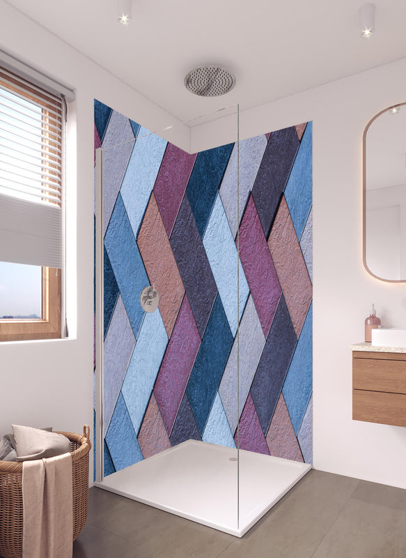 Duschrückwand - Geflochtene Leder-Textur in bunten Farbtönen in hellem Badezimmer mit Regenduschkopf  - zweiteilige Eck-Duschrückwand