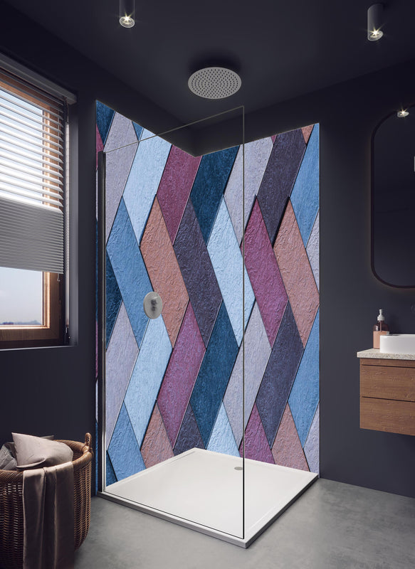 Duschrückwand - Geflochtene Leder-Textur in bunten Farbtönen in hellem Badezimmer mit Regenduschkopf  - zweiteilige Eck-Duschrückwand