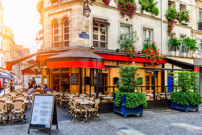 Duschrückwand - Gemütliche Straße mit Tischen eines Cafés in Paris