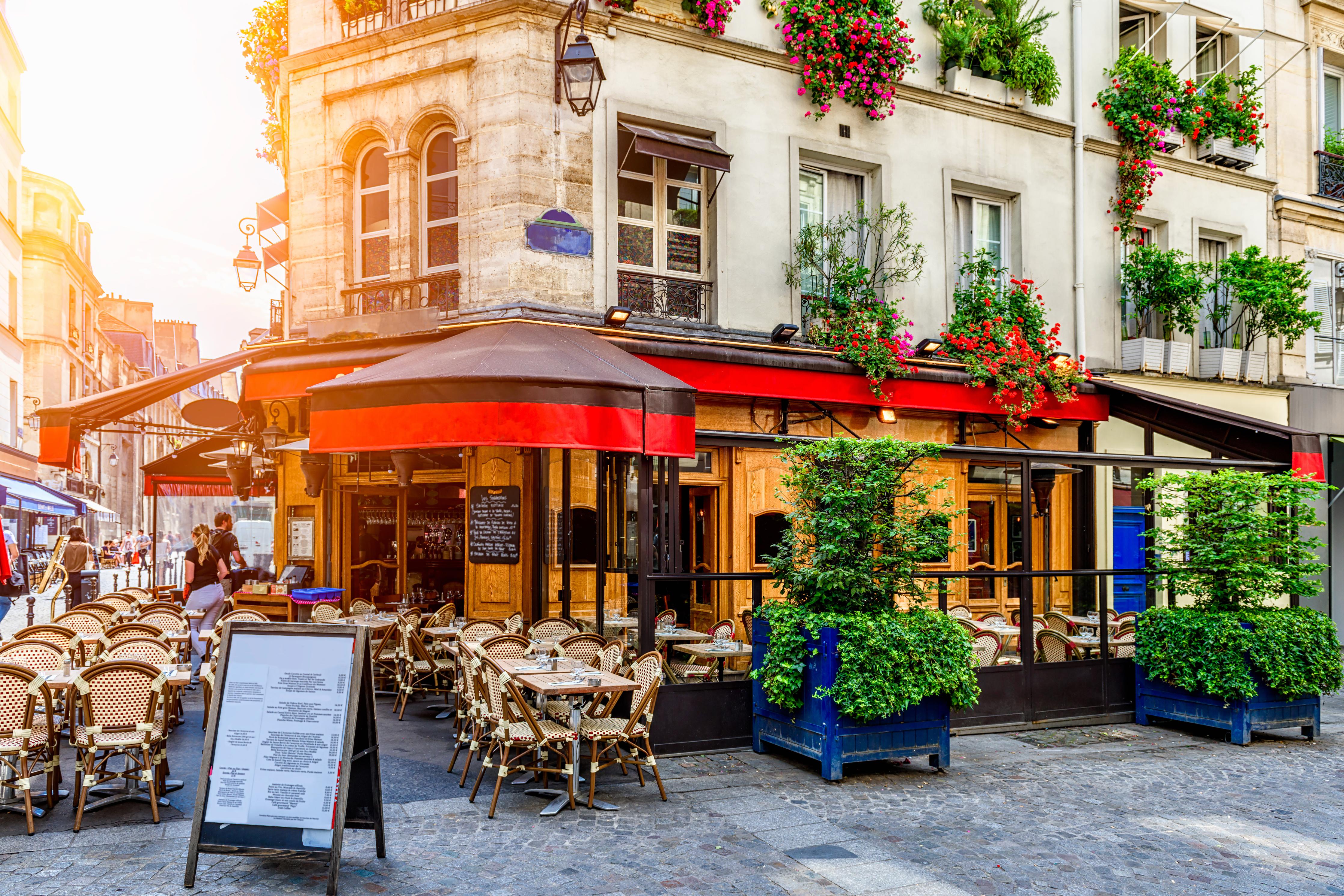 Duschrückwand-Gemütliche Straße mit Tischen eines Cafés in Paris