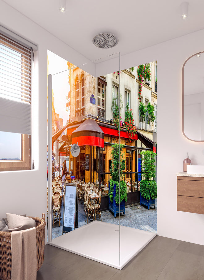 Duschrückwand - Gemütliche Straße mit Tischen eines Cafés in Paris