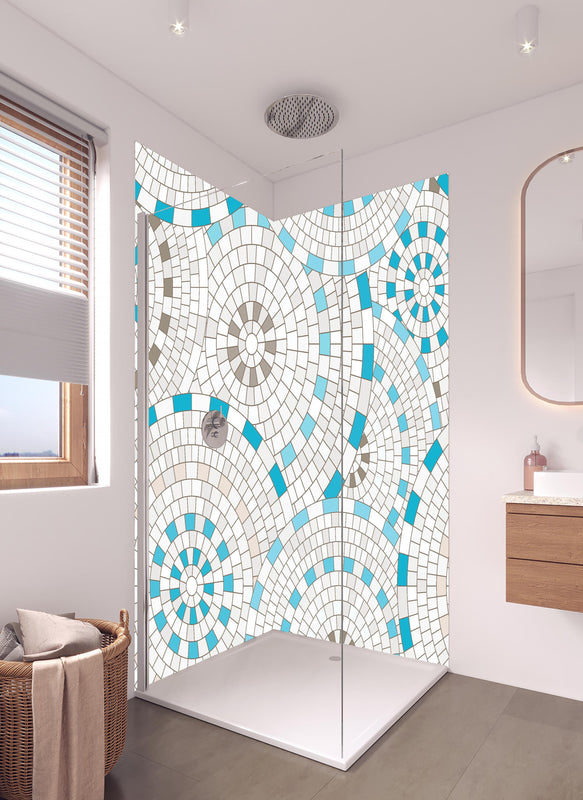 Duschrückwand - Geometrisches Weiß-Blau Mosaik Fliesenmuster in hellem Badezimmer mit Regenduschkopf  - zweiteilige Eck-Duschrückwand