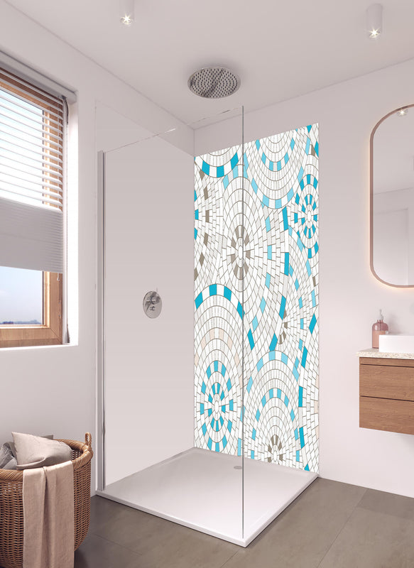 Duschrückwand - Geometrisches Weiß-Blau Mosaik Fliesenmuster in hellem Badezimmer mit Regenduschkopf  - zweiteilige Eck-Duschrückwand
