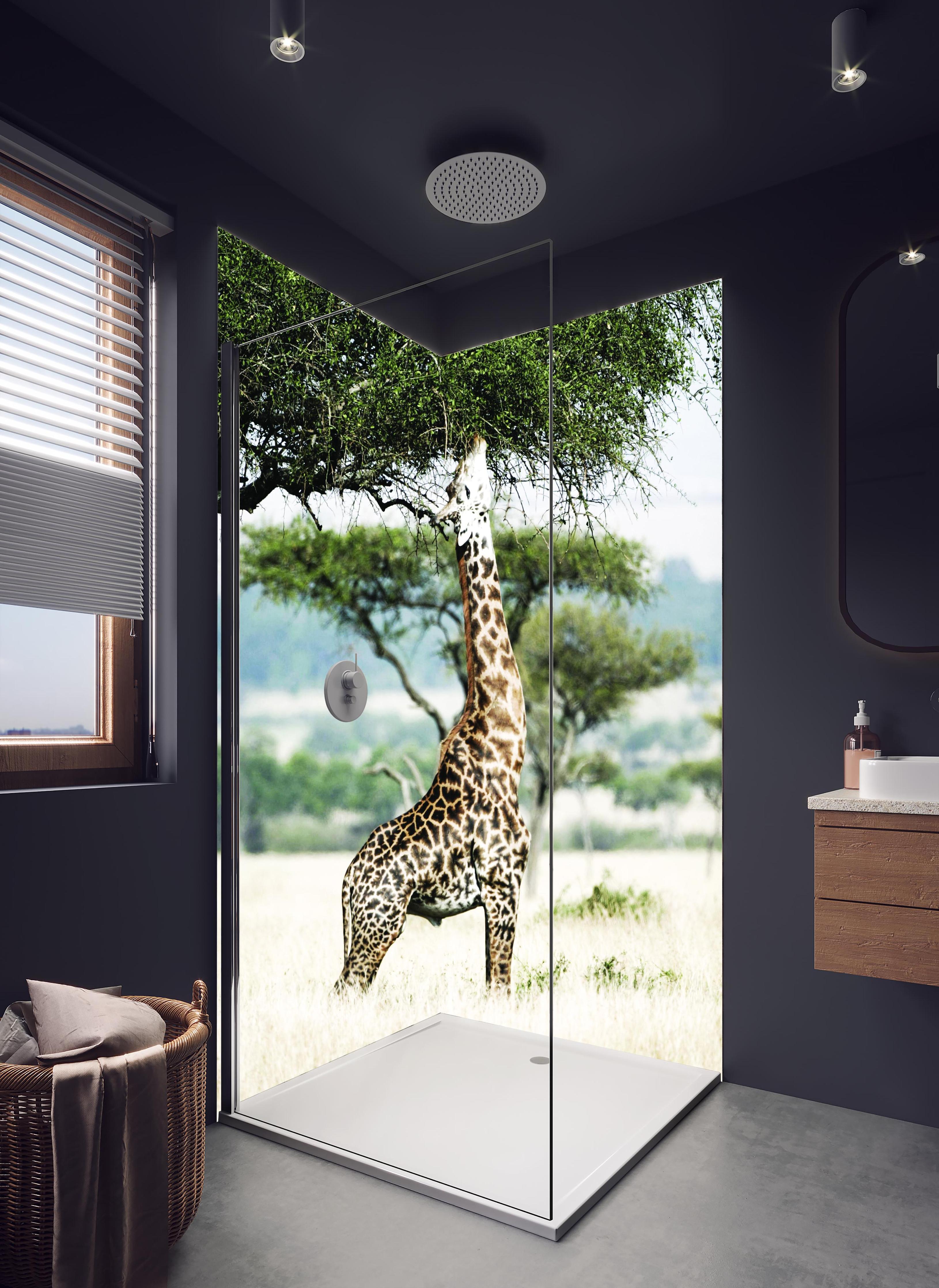 Duschrückwand - Giraffe in der Savanne in hellem Badezimmer mit Regenduschkopf  - zweiteilige Eck-Duschrückwand