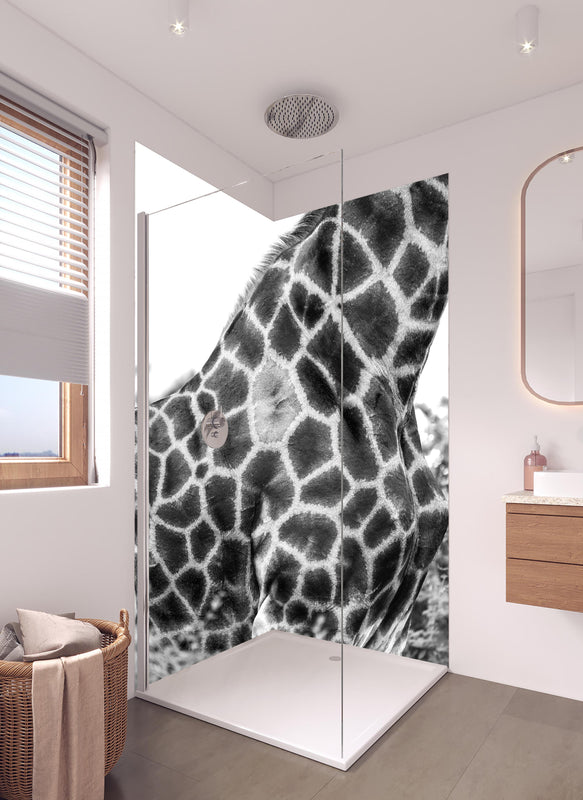 Duschrückwand - Giraffen Oberkörper in hellem Badezimmer mit Regenduschkopf  - zweiteilige Eck-Duschrückwand
