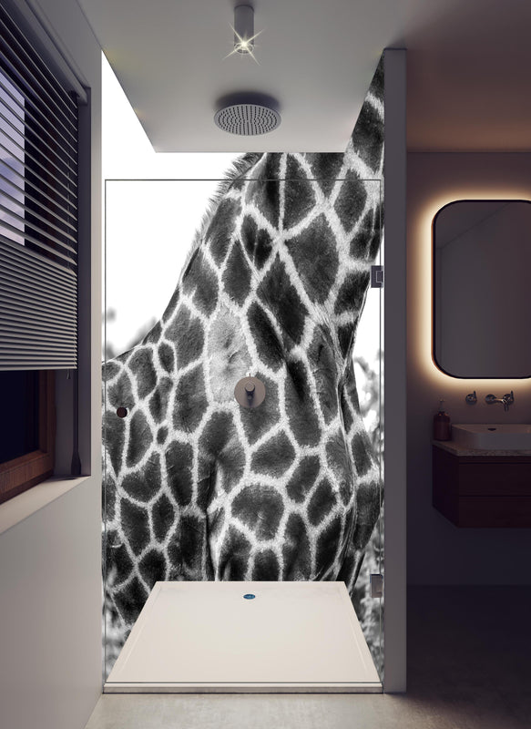 Duschrückwand - Giraffen Oberkörper in hellem Badezimmer mit Regenduschkopf  - zweiteilige Eck-Duschrückwand