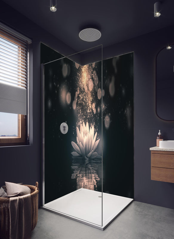 Duschrückwand - Goldene Lotusblüte auf dunklem Hintergrund in hellem Badezimmer mit Regenduschkopf  - zweiteilige Eck-Duschrückwand