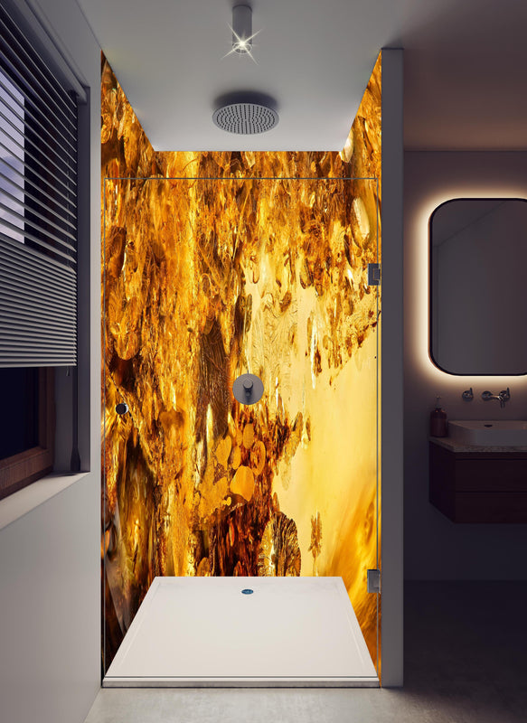 Duschrückwand - Goldener Kristall - Sonnenstein in hellem Badezimmer mit Regenduschkopf  - zweiteilige Eck-Duschrückwand