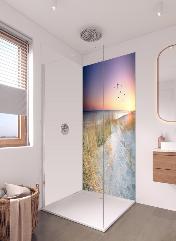 Duschrückwand - Goldenes Sonnenlicht an der Ostsee in hellem Badezimmer mit Regenduschkopf  - zweiteilige Eck-Duschrückwand