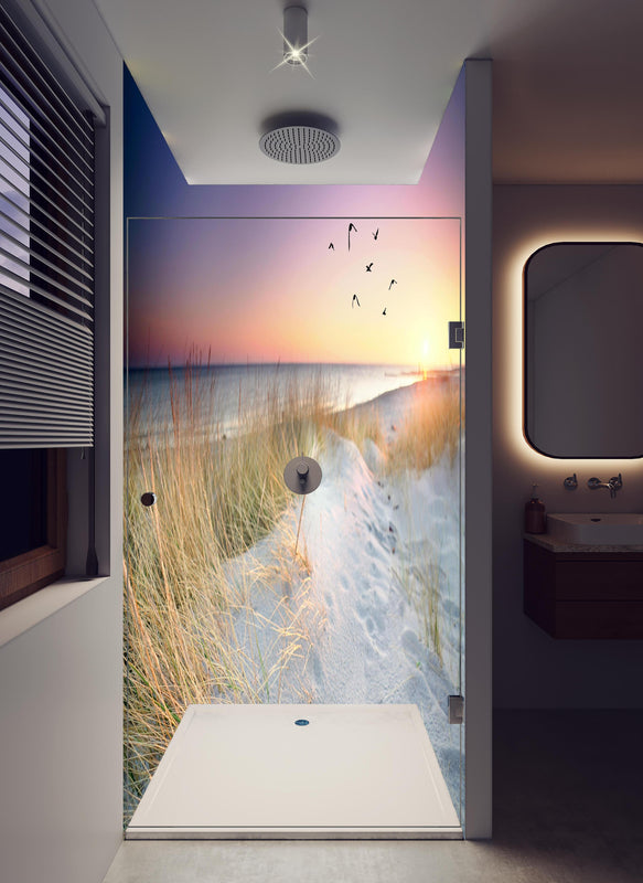 Duschrückwand - Goldenes Sonnenlicht an der Ostsee in hellem Badezimmer mit Regenduschkopf  - zweiteilige Eck-Duschrückwand