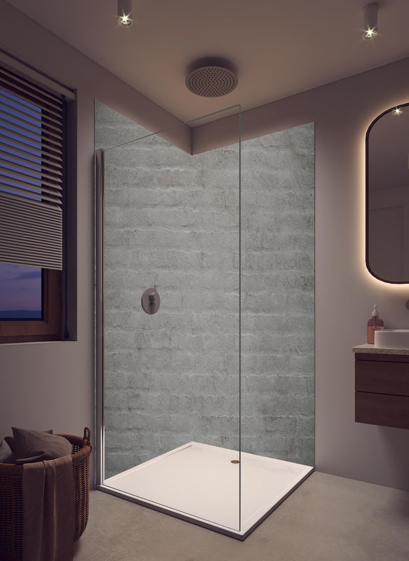 Duschrückwand - Gräuliches Mauerwerk in hellem Badezimmer mit Regenduschkopf  - zweiteilige Eck-Duschrückwand
