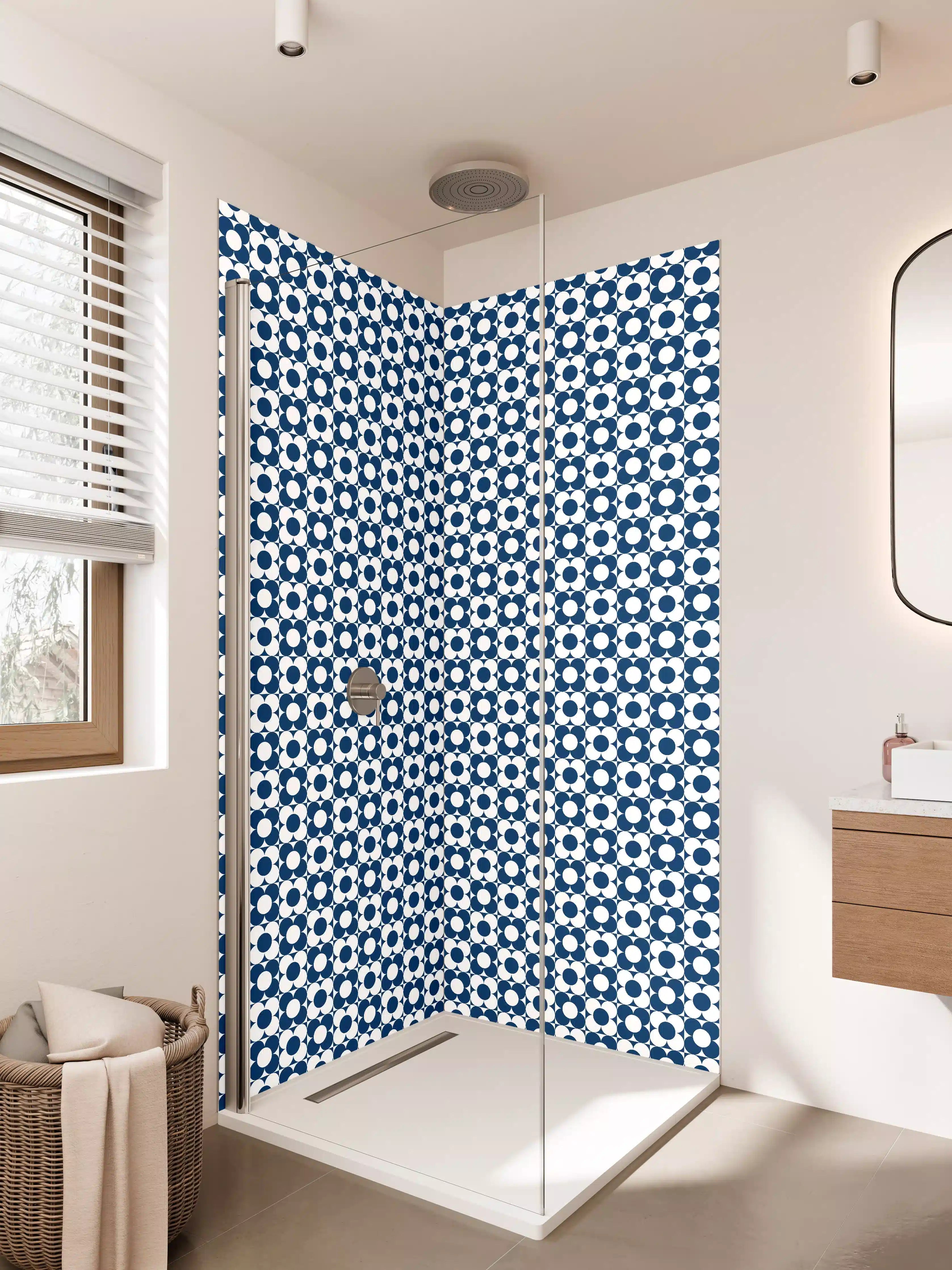 Duschrückwand - Grafisches Blau-Weiß Muster mit geometrischer Gestaltung