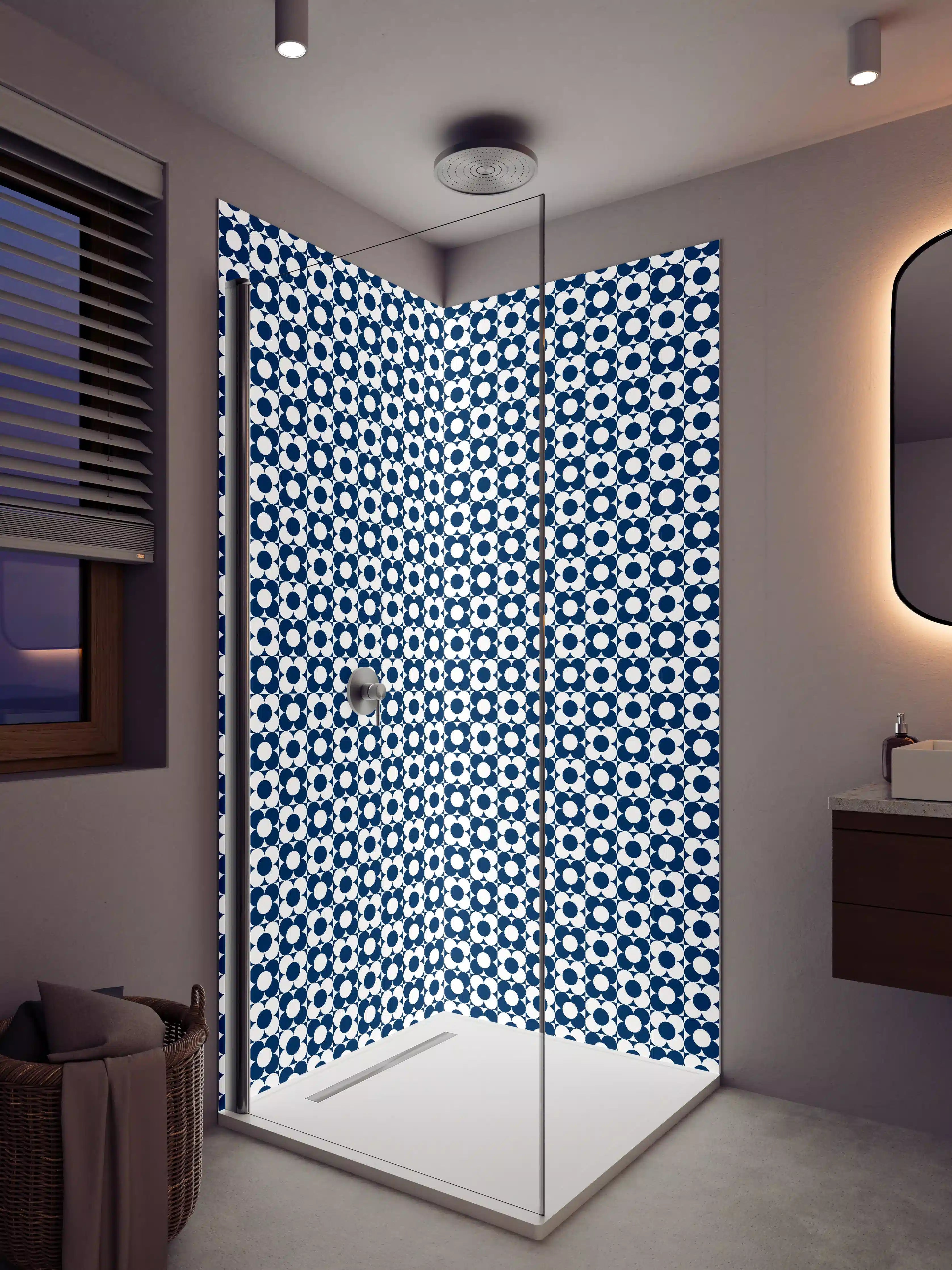 Duschrückwand - Grafisches Blau-Weiß Muster mit geometrischer Gestaltung