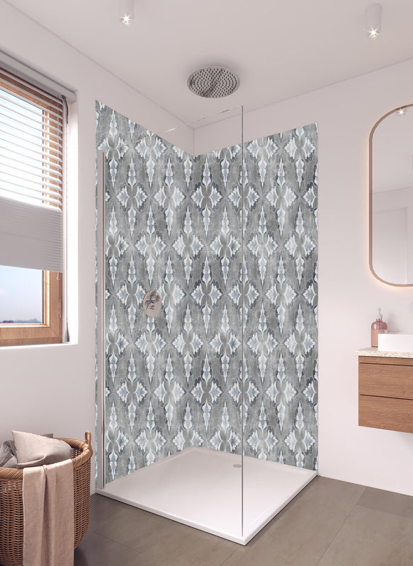 Duschrückwand - Grafisches Weiß und Grau Designer-Muster in hellem Badezimmer mit Regenduschkopf  - zweiteilige Eck-Duschrückwand