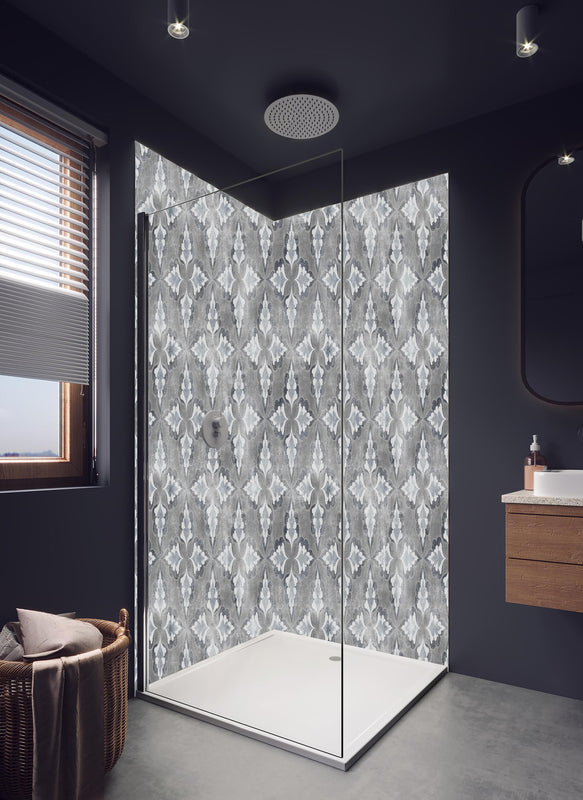 Duschrückwand - Grafisches Weiß und Grau Designer-Muster in hellem Badezimmer mit Regenduschkopf  - zweiteilige Eck-Duschrückwand