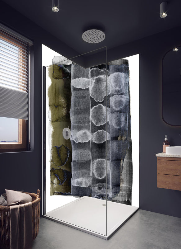 Duschrückwand - Grau-Schwarze abstrakte Strukturmuster in hellem Badezimmer mit Regenduschkopf  - zweiteilige Eck-Duschrückwand