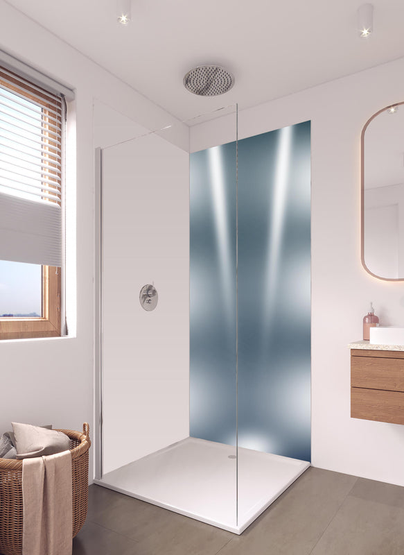 Duschrückwand - Grau-Weiße Leuchtende Abstraktion Hintergrund in hellem Badezimmer mit Regenduschkopf  - zweiteilige Eck-Duschrückwand