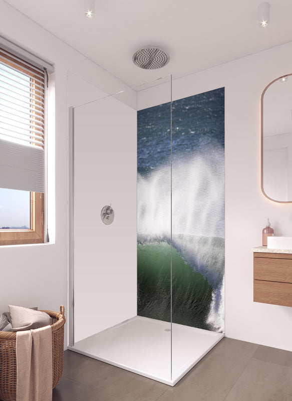 Duschrückwand - Grau-Weißes Meeresschauspiel mit Kraft in hellem Badezimmer mit Regenduschkopf  - zweiteilige Eck-Duschrückwand