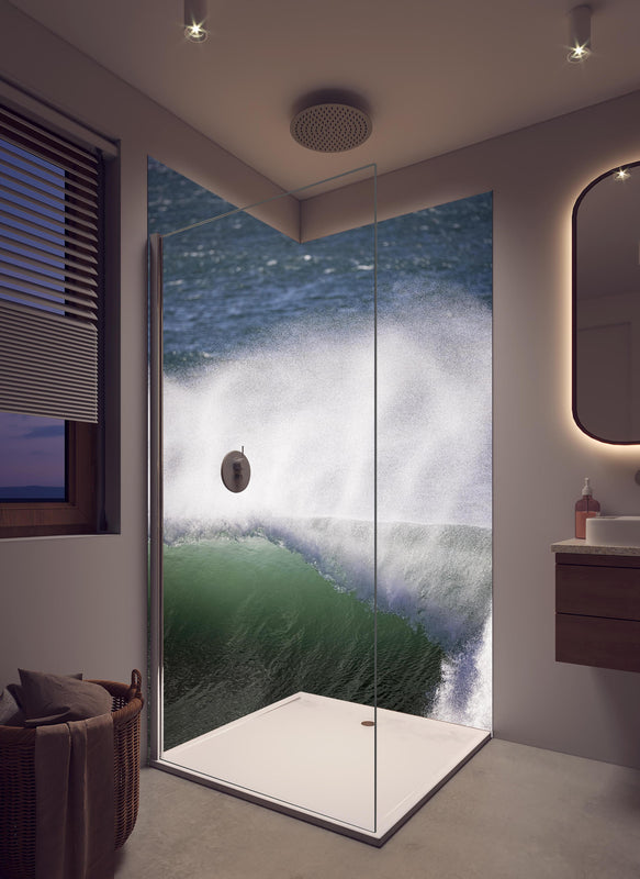 Duschrückwand - Grau-Weißes Meeresschauspiel mit Kraft in hellem Badezimmer mit Regenduschkopf  - zweiteilige Eck-Duschrückwand