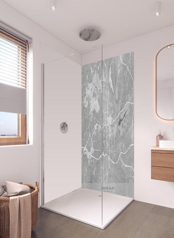 Duschrückwand - Grau-weißer Vintage-Stadtplan Winston Salem in hellem Badezimmer mit Regenduschkopf  - zweiteilige Eck-Duschrückwand