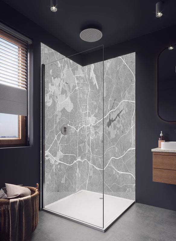 Duschrückwand - Grau-weißer Vintage-Stadtplan Winston Salem in hellem Badezimmer mit Regenduschkopf  - zweiteilige Eck-Duschrückwand