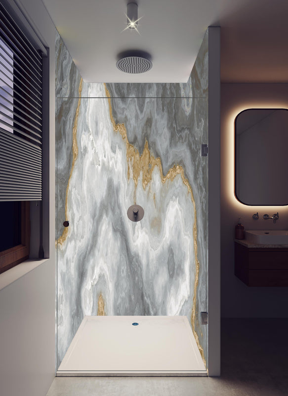 Duschrückwand - Grau-weißes Marmormuster in hellem Badezimmer mit Regenduschkopf  - zweiteilige Eck-Duschrückwand