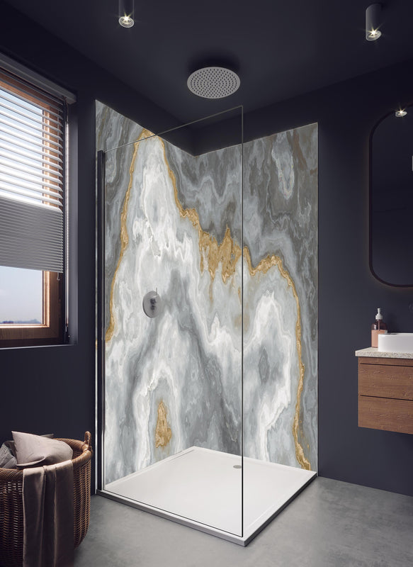Duschrückwand - Grau-weißes Marmormuster in hellem Badezimmer mit Regenduschkopf  - zweiteilige Eck-Duschrückwand