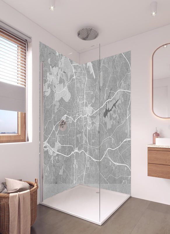 Duschrückwand - Graue Vintage-Stadtplan Winston-Salem Deko in hellem Badezimmer mit Regenduschkopf  - zweiteilige Eck-Duschrückwand